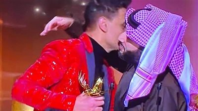 رامز جلال يسجد على الهواء ويقبل المستشار تركي آل شيخ بعد حصوله على جائزة أكثر مشاهدة على 