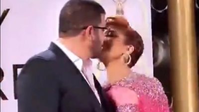 أصالة تقبل زوجها الشاعر فائق حسن على الهواء في حفل Joy Awards 