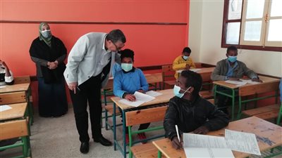 بالصور.. وكيل تعليم أسوان يتفقد امتحانات الشهادة الإعدادية