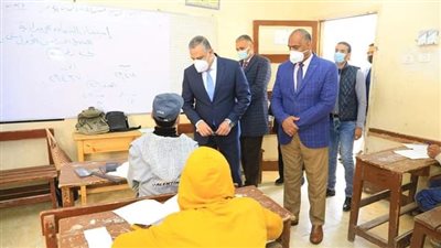 محافظ سوهاج يتفقد لجان امتحانات الشهادة الإعدادية