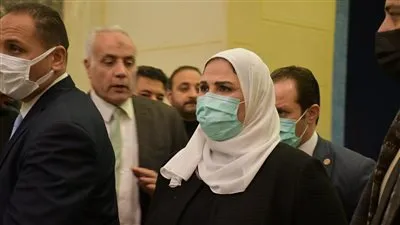 وزيرة التضامن وإبراهيم عيسى بعزاء الكاتب الصحفي ياسر رزق