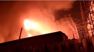 الحماية المدنية تحاول إنقاذ المحتجزين داخل الشقق بحريق الحسين 