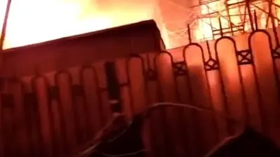 المباحث تستمع لأصحاب المحلات المتضررين من حريق الحسين 