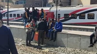 إضراب عمال نظافة محطة قطار أسوان.. اعرف السبب