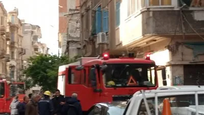 إنقاذ مسن انهار عليه أجزاء من عقار قديم في الإسكندرية 