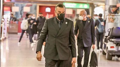 خالد مرتجي يعقد اجتماعا مع الطاقم الإداري للأهلي بفندق الإقامة بأبوظبي