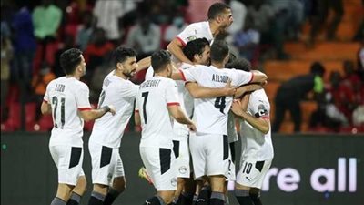 مصر بالزي الأبيض الكامل فى مواجهة الكاميرون