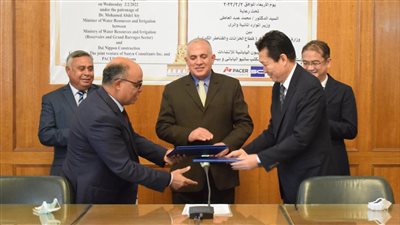 وزير الري يشهد توقيع عقد تنفيذ مشروع إنشاء مجموعة قناطر ديروط الجديدة في أسيوط