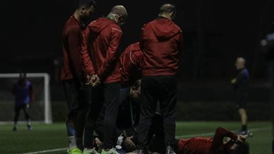 المصائب تتوالى.. نجم الأهلي يتعرض لإصابة خطيرة