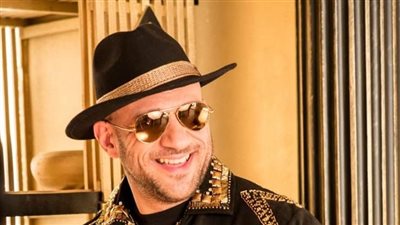 أحمد مكى يطالب متابعيه بالدعاء لسمير غانم