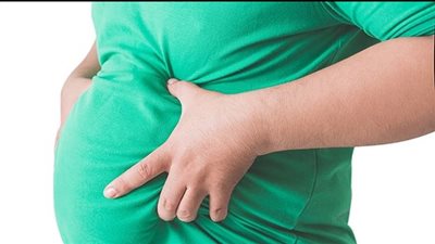 التوتر أهم أسبابها.. خبيرة تغذية: السمنة قد تسبب مرض السرطان (فيديو)