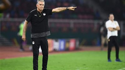 كارثة.. كيروش ممنوع من دخول غرف ملابس منتخب مصر قبل مباراة السنغال