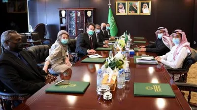 السفير آل جابر يلتقي بمنسق الشؤون الإنسانية في اليمن