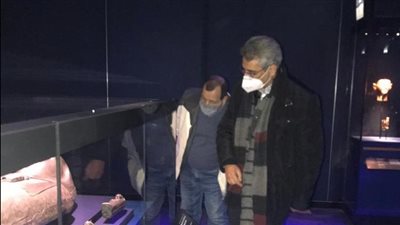 رئيس المتاحف يتفقد متحف هيوستن المؤقت 