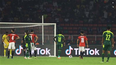 عاجل.. أبو جبل يتألق ويتصدى لركلة جزاء من ماني وصلاح كلمة السر (فيديو)