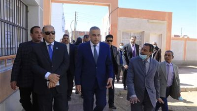 محافظ سوهاج يتفقد مشروعات 