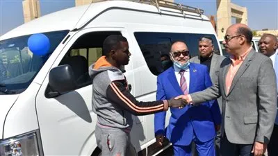  تسليم 12 سيارة 