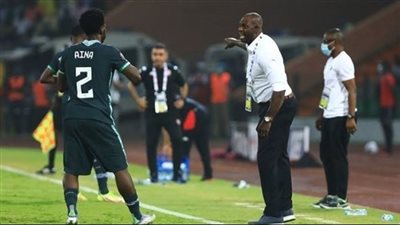 نيجيريا تتراجع عن تعيين بيسيرو وتحتفظ بالمدرب إجوافون 