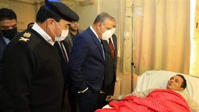 بعد إصابته.. محافظ سوهاج يطمئن على النقيب أحمد عصام (صور)