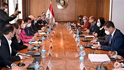 وزيرة التجارة تعقد اجتماعًا لبحث مشاركة مصر بمنتدى بطرسبرج الاقتصادي الدولي
