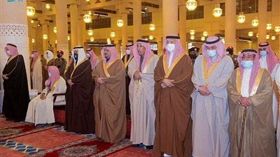نائب أمير منطقة الرياض يؤدي صلاة الميت على الأمير تركي بن عبدالعزيز بن ثنيان