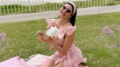 بفستان وردي.. لاميتا فرنجية تهنئ جمهورها بمناسبة عيد الحب