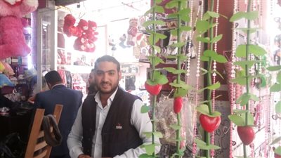 رغم ارتفاع أسعارها.. إقبال محلوظ على محال الهدايا في عيد الحب بسوهاج (فيديو صور)