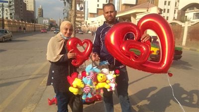 فى عيد الحب.. أحمد يبيع قلوب حمراء ودباديب بشوارع المنوفية (فيديو)