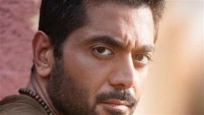 رد ناري من أحمد فلوكس على تصريحات هادي الباجوري بشأن المشاهد الرومانسية لزوجته