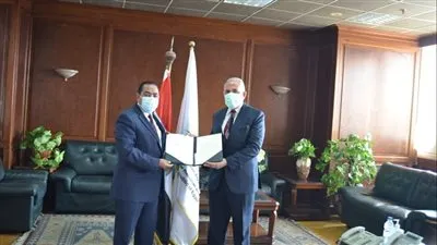 وزير الري يتسلم القائمة النهائية للمرشحين لشغل وظائف مهندسين بالوزارة لـ 236 مهندسا 