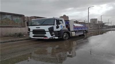 تمركز سيارات شفط المياه بالطرق السريعة والدائرية لسحب مياه الأمطار