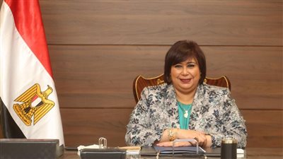 بهذه الكلمات.. وزيرة الثقافة تنعي الفنان الراحل 