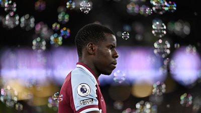 مدرب وست هام يوجه رسالة هامة إلى زوما