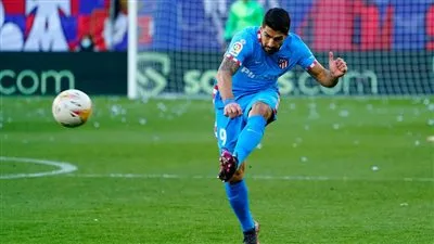 سواريز يقود أتلتيكو مدريد لعبور أوساسونا في الدوري الإسباني