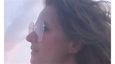 من أمام البحر.. نيللي كريم تخطف الأنظار