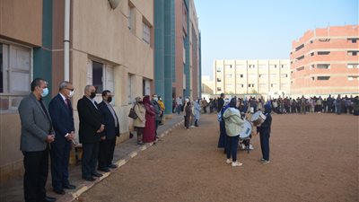 محافظ القليوبية يشهد طابور الصباح ويتابع انتظام الدراسة (صور)