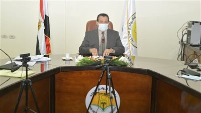 رئيس جامعة الوادى الجديد يترأس اجتماع بمديرى العموم وأمناء الكليات 