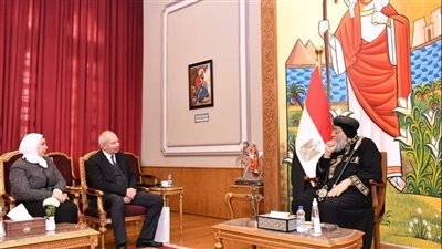  البابا تواضروس يستقبل رئيس المنطقة الاقتصادية لقناة السويس