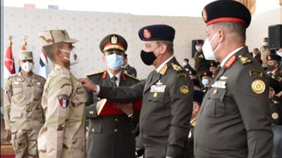 وزير الدفاع يشهد حفل انتهاء فترة الإعداد لطلبة الكليات العسكرية والمعهد الفني