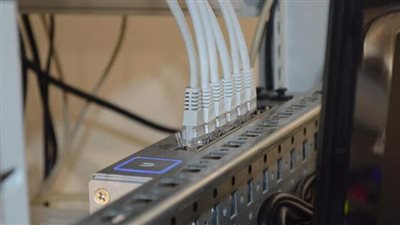 القبض على شخص أدار وكرا لتوزيع شبكات الإنترنت مقابل مبلغ مالي