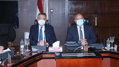 وزير النقل يبحث مع شركة نمساوية توريد ماكينات صيانة للسكك الحديدية