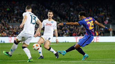 من يتأهل إلى دور الـ16 بالدوري الأوروبي؟.. برشلونة أم نابولي