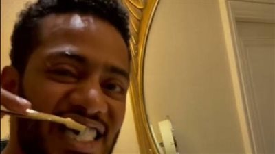 محمد رمضان يغسل أسنانه بمعجون من الذهب (فيديوجراف)