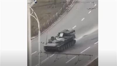 شاهد.. لحظة دهس دبابة روسية سيارة في أحد شوارع أوكرانيا