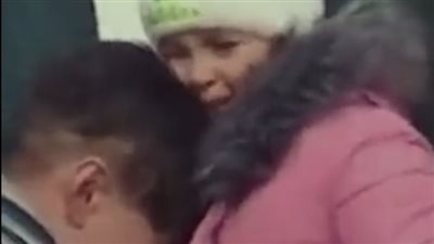 لحظات إنسانية.. أوكراني يرسل طفلته لبر الأمان ويبقى للقتال