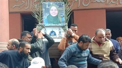حملوا صورتها بالورود.. تشييع جنازة الممرضة شهيدة العمل بالدقهلية (صور)