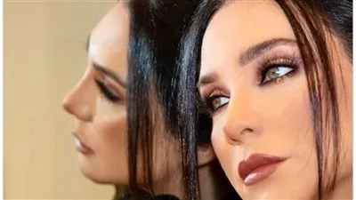 سلاف فواخرجي تخطف الأنظار بمكياج جريء