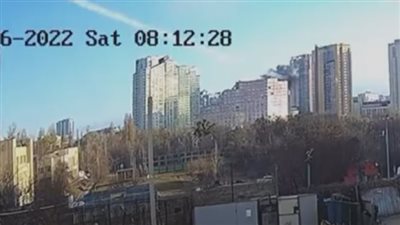 شاهد.. لحظة القصف الصاروخي الروسي لـ مبنى سكني بأوكرانيا