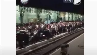 هربًا من الحرب.. حشود داخل محطات القطارات في أوكرانيا (فيديو)