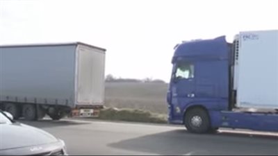 شاهد.. سيارات إسعاف تدخل بولندا تحمل مصابين من أوكرانيا